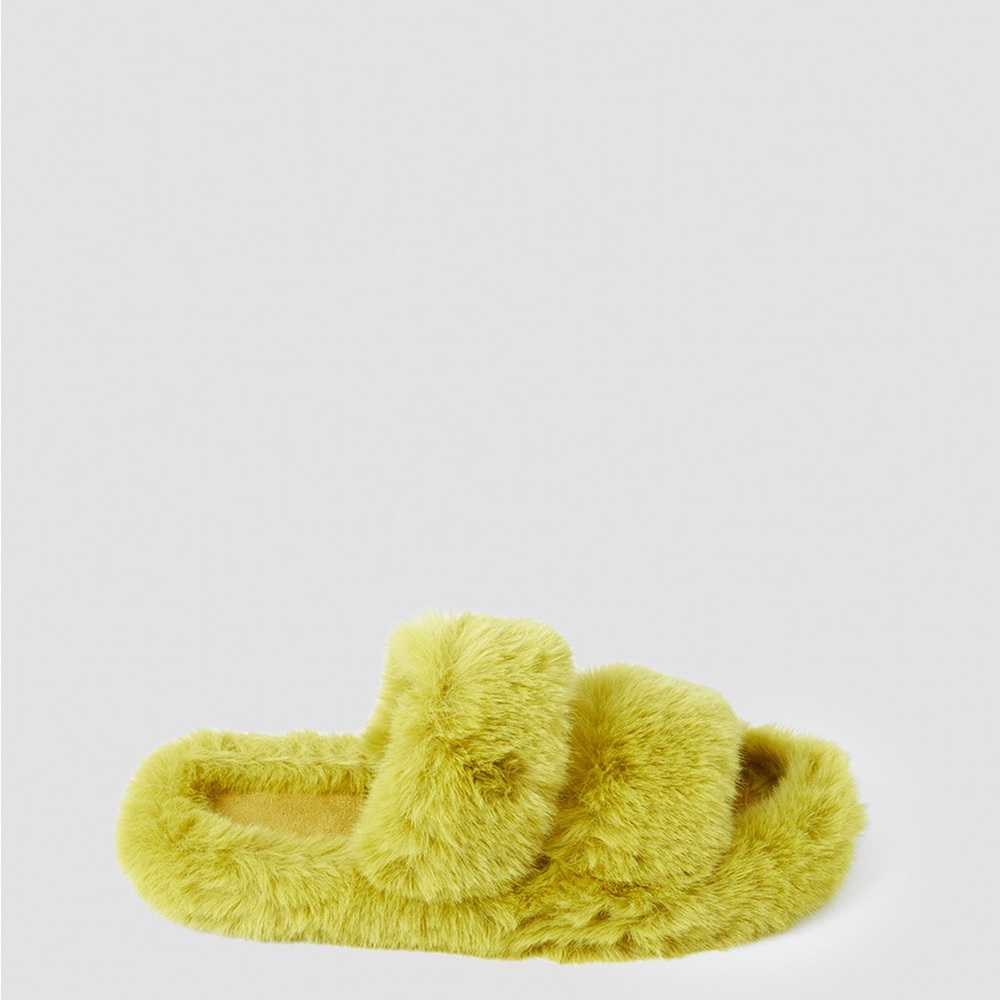 COPY - Hollow Plush Slippers.    *** fits best size 9-9 1/2***